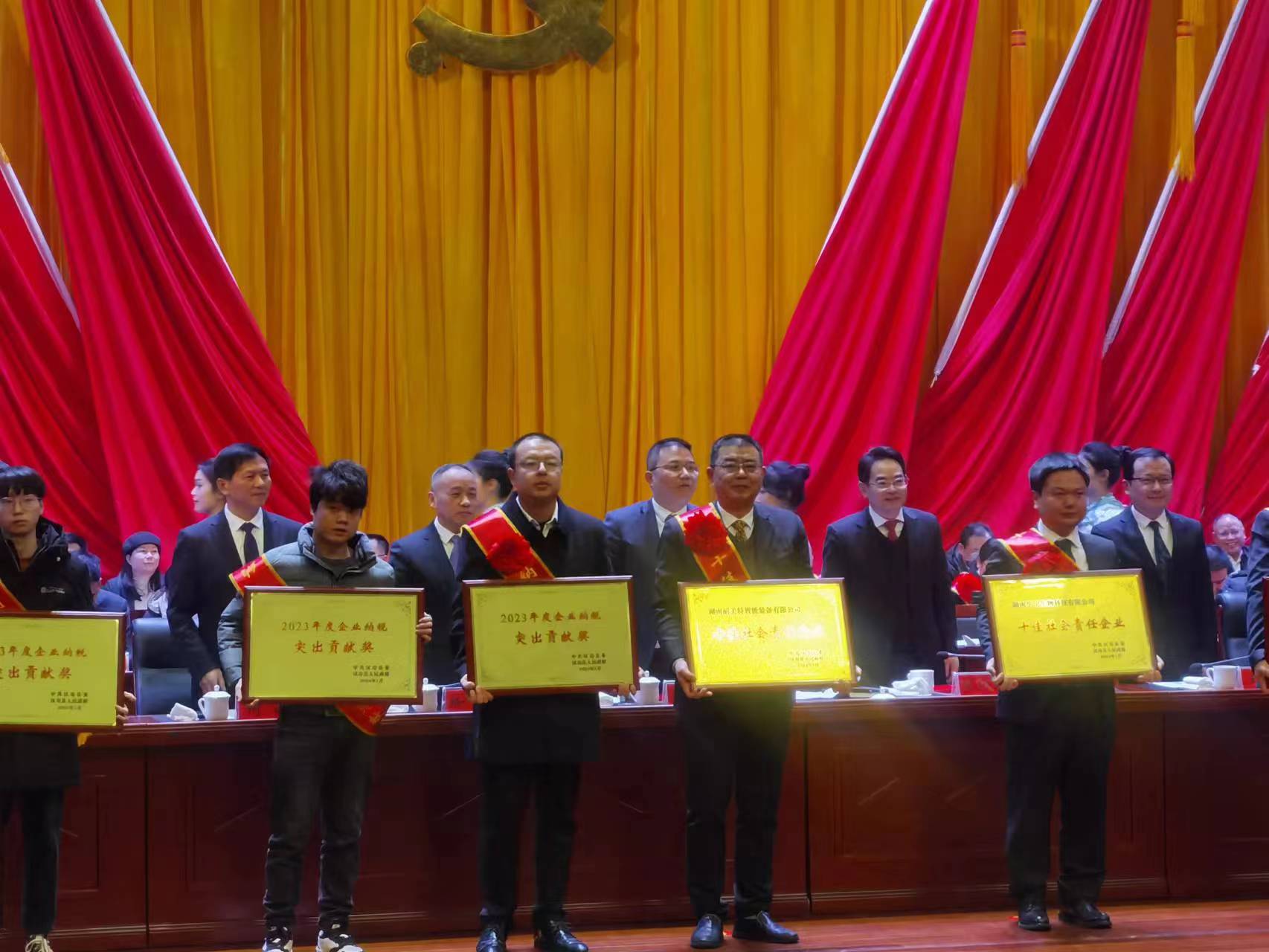 �������������؟����I